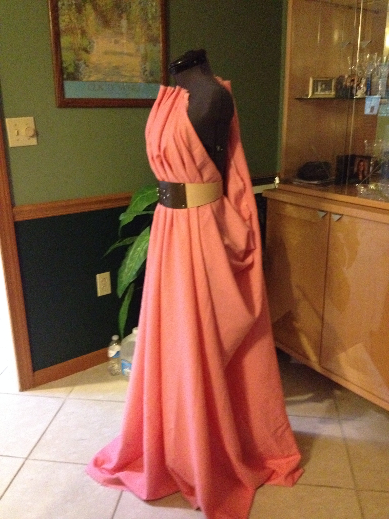 Bạn đang tìm kiếm trang phục để tự tin diện trong các dịp đặc biệt? Bạn sẽ không thể bỏ lỡ bức hình về Handmaiden Dress. Sự sang trọng, thanh lịch và độc đáo của chiếc váy chắc chắn sẽ khiến bạn hài lòng.